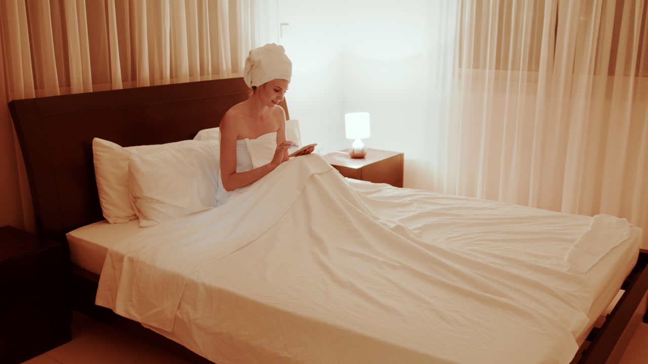 밤에 침대에서 휴식을 취하는 여자