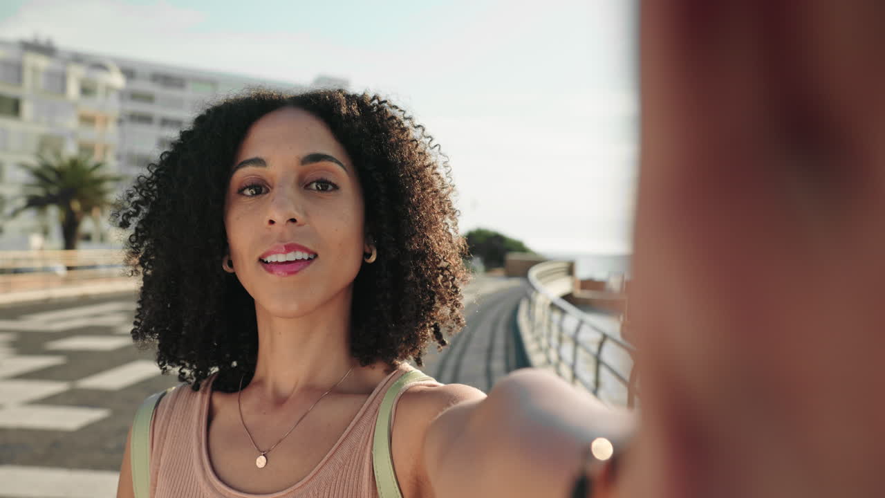 Người phụ nữ chụp ảnh selfie trong thành phố
