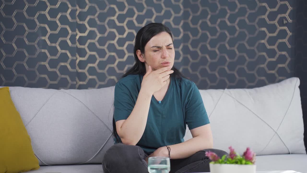 la mujer cuyos recuerdos vienen a la mente se vuelve triste.