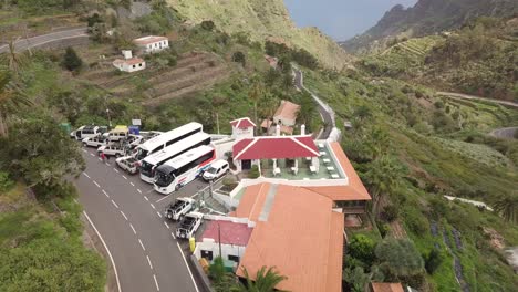 Vista-Aérea-Del-Lugar-De-Reunión-Turística-De-La-Gomera-En-Medio-De-La-Vegetación-Verde-Del-Desierto-Entre-Montañas