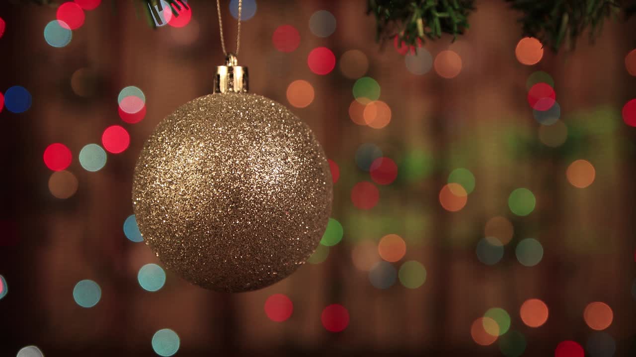 decoración de navidad, bola de plata colgada y brillos de primer plano.