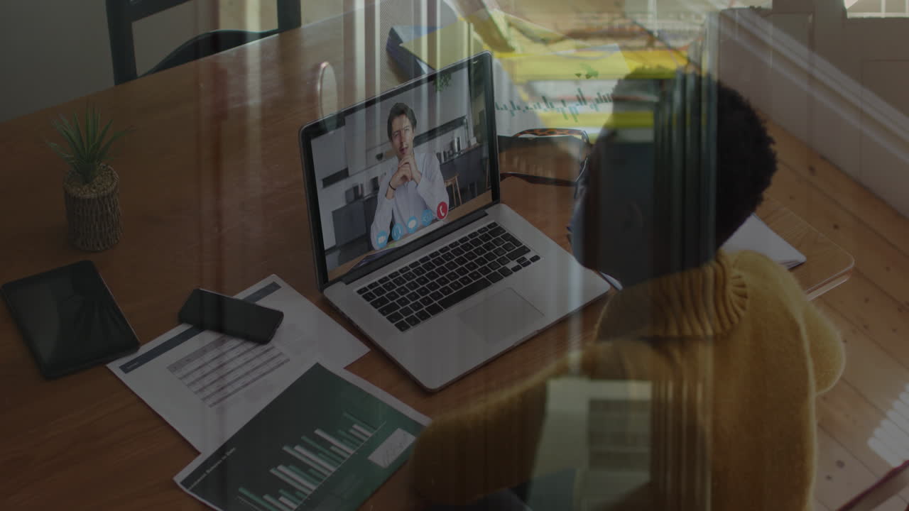 Animasjon av afroamerikansk forretningskvinne på videokall via laptop over dataservere