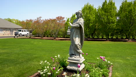 Stockvideomaterial-Der-Griechischen-Römischen-Göttinnenstatue-Im-Garten