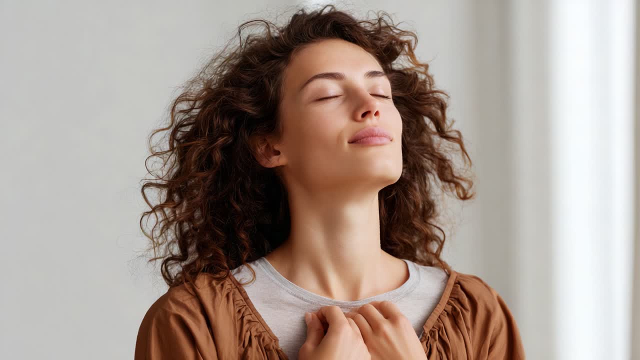 Un momento di serenità: una giovane donna con i capelli ricci riflette sulla pace interiore e sulla tranquillità, accettando il presente con un sorriso gentile e un'espressione serena