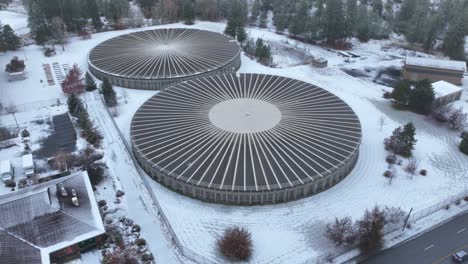 vista aérea de una gran estructura de depósito de agua suburbana durante el invierno