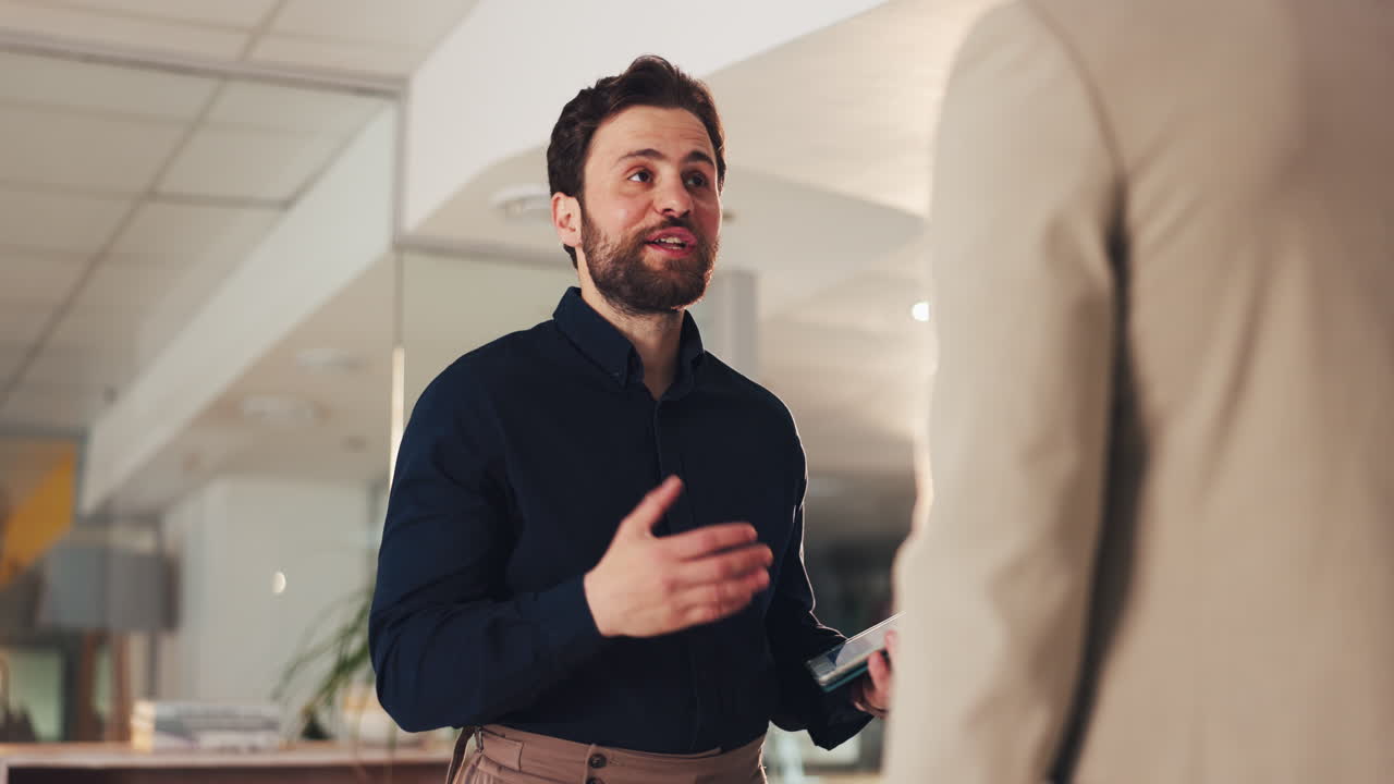 Un apretón de manos de negocios.