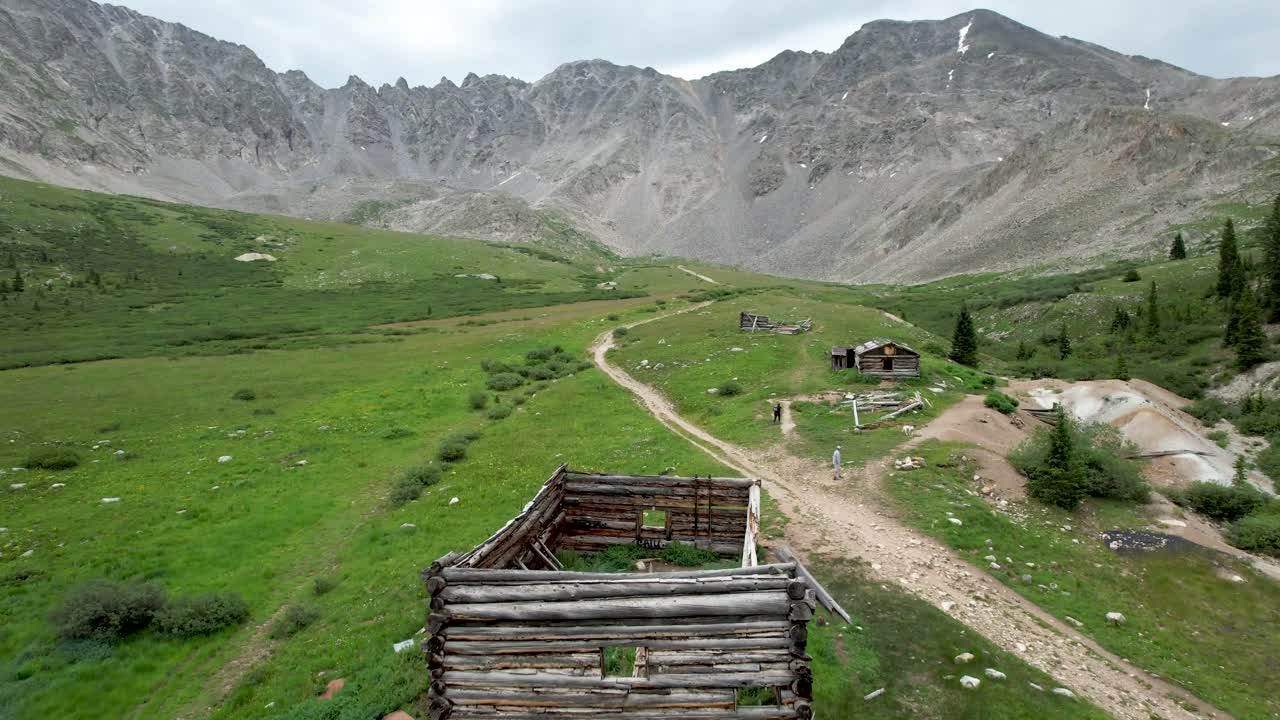 cabañas mineras abandonadas en colorado high rockies - mayflower gulch ghost town