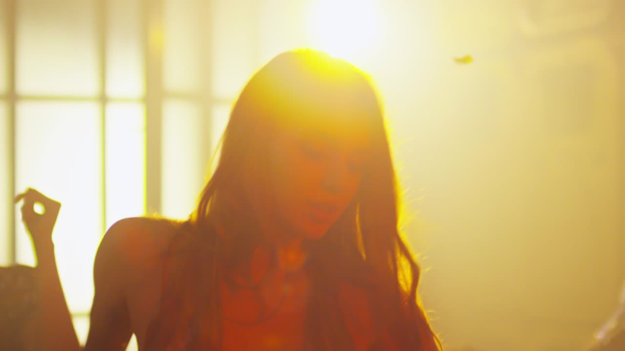 партийная женщина танцует в конфетти-душе.