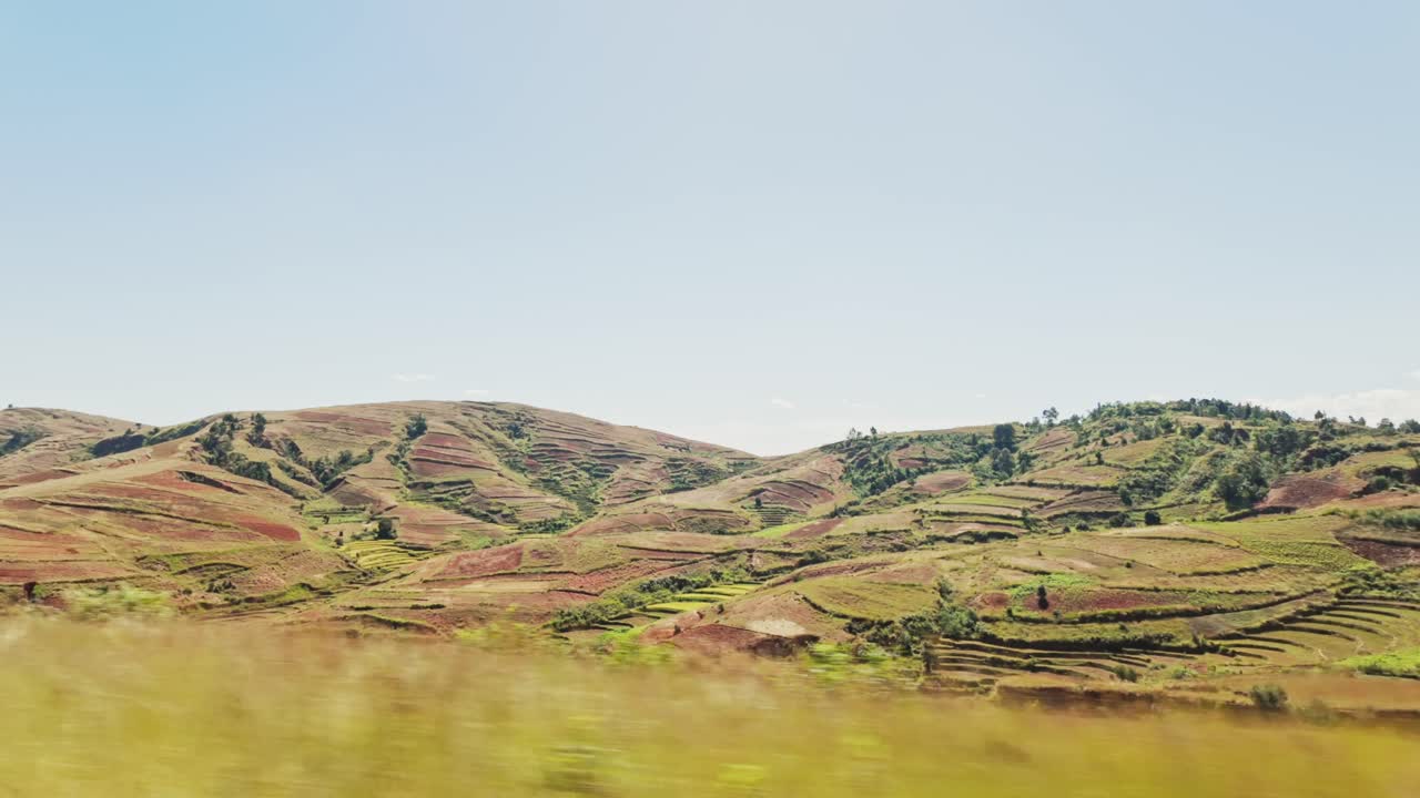 La vista dal bus o dall'auto su uno splendido paesaggio con colline e foreste in una giornata di sole