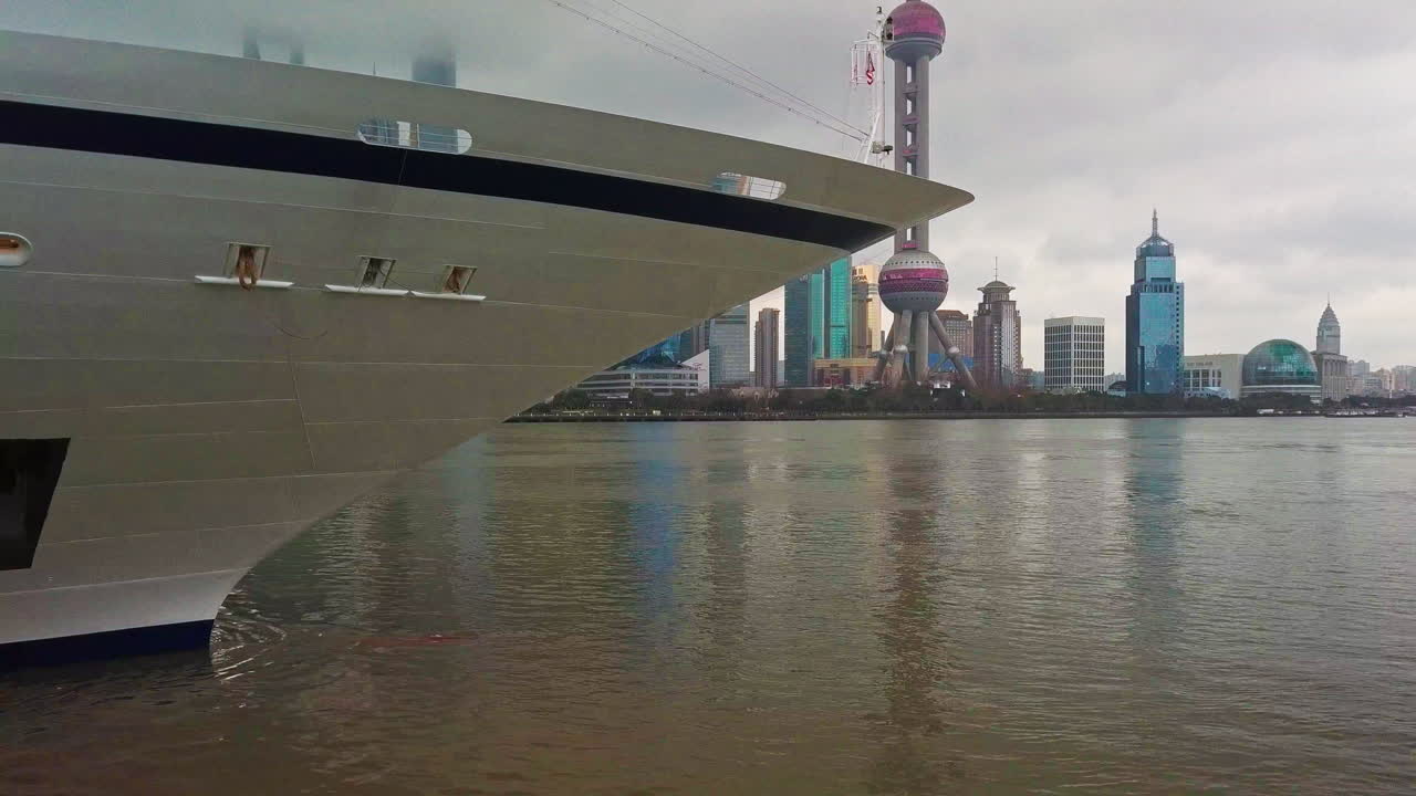 Haluan Kapal Pesiar Viking Sun di Pelabuhan Shanghai, Tiongkok.