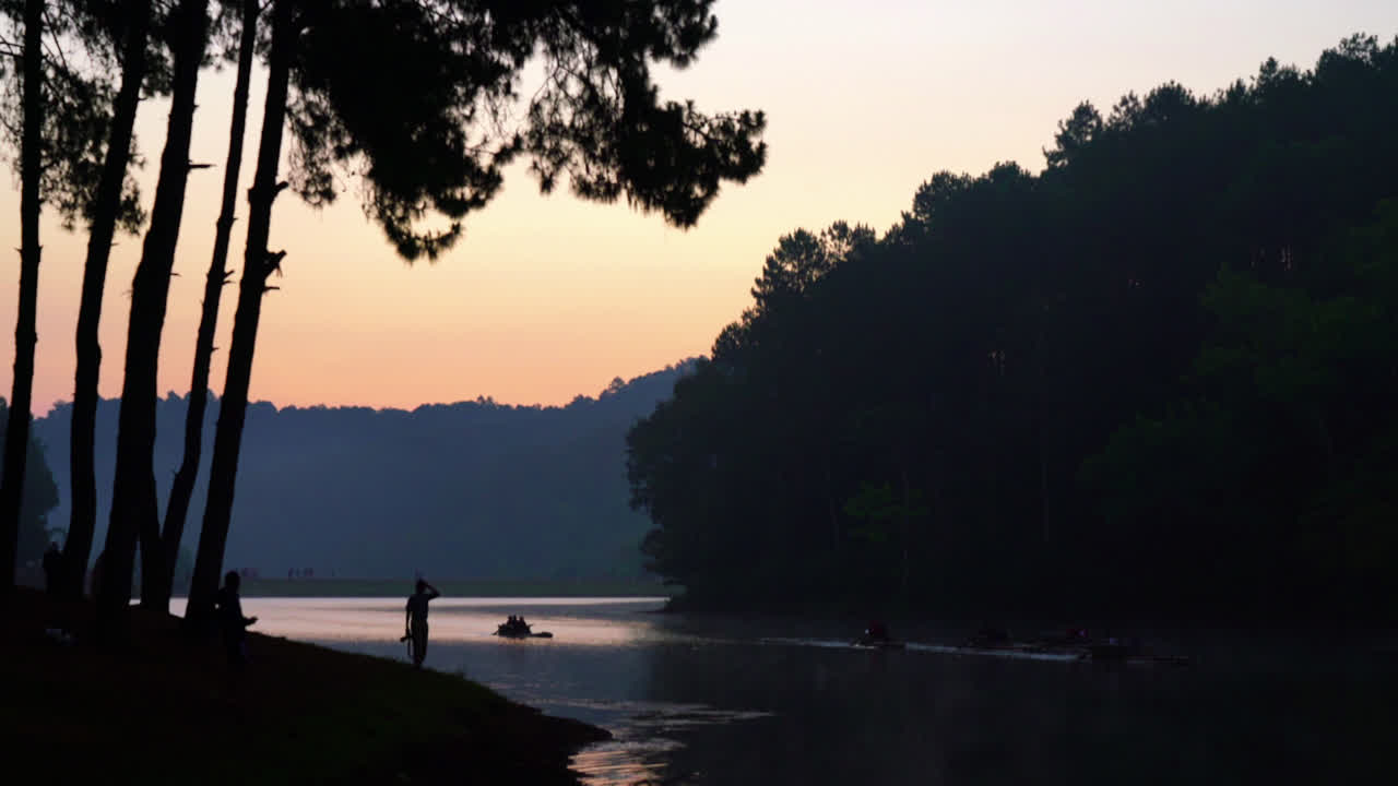 Amanhecer em Pang Oung, Mae Hong Son, Tailândia.