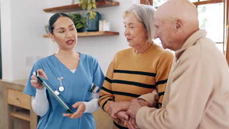 Mujer,-Médico-Y-Tablet-Consultando-Pareja-De-Ancianos