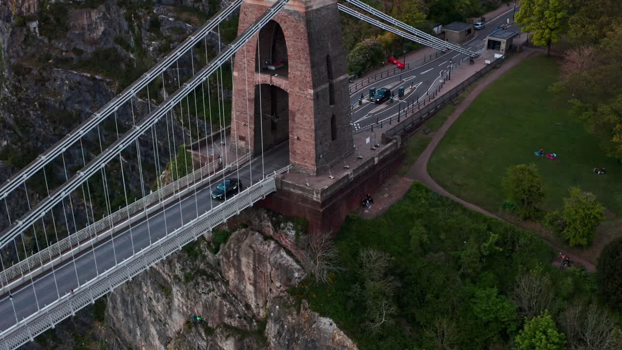 클리프톤 현수교 브리스톨 동쪽 타워의 하강 드론 샷
