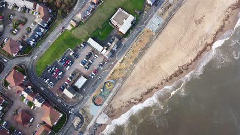 una foto aérea de las olas chocando contra la playa de roker.