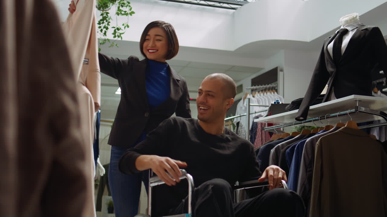 asistencia al cliente en una tienda de ropa