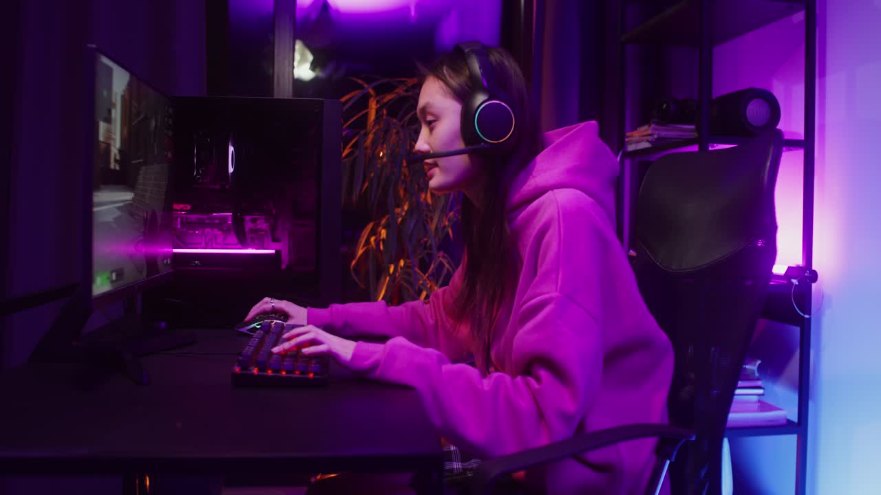 mujer jugando a videojuegos