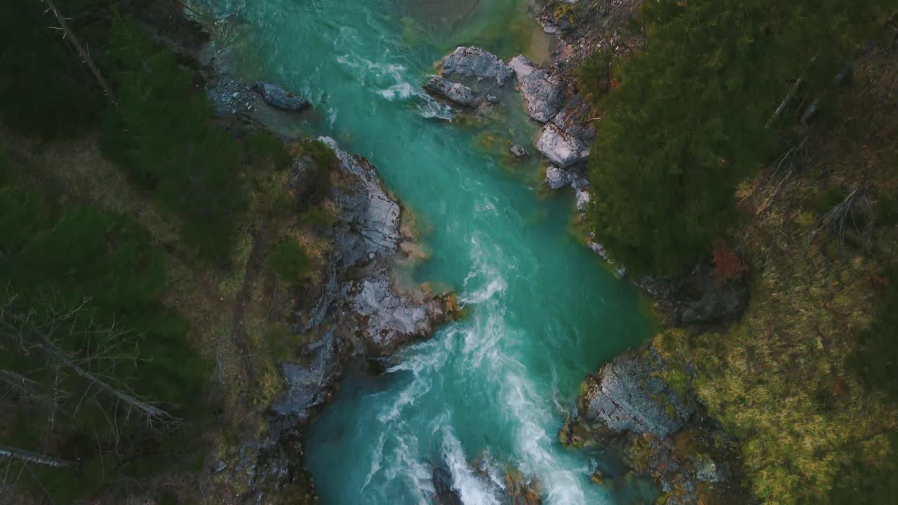 vuelo aéreo sobre un pintoresco e idílico cañón de cascada de río de montaña con agua azul fresca en los alpes austriacos bávaros, fluyendo por un hermoso lecho de río a lo largo de árboles, bosques y rocas por drones