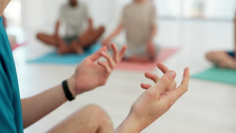 yoga, manos y persona en la clase de fitness