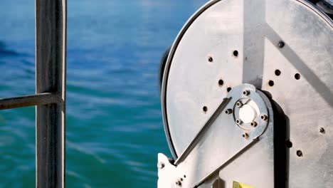 Manguera-De-Combustible-En-El-Muelle-Del-Barco-Para-Llenar-Con-Gasolina-Antes-De-Zarpar---Vista-Aislada-De-Cierre