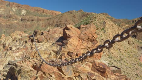 cadenas para senderismo a través del terreno rocoso de tenerife