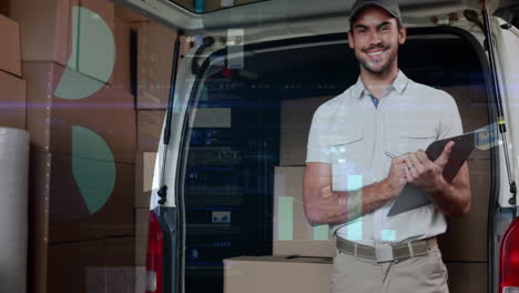 múltiples pantallas con procesamiento de datos sobre el retrato del repartidor caucásico con el clipboard sonriendo