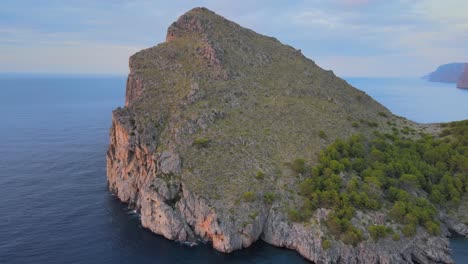 Foto-Panorámica-De-Una-Formación-Rocosa-Gigante-Justo-Antes-De-La-Hora-Dorada-En-Las-Afueras-De-Sa-Calobra,-Mallorca,-España