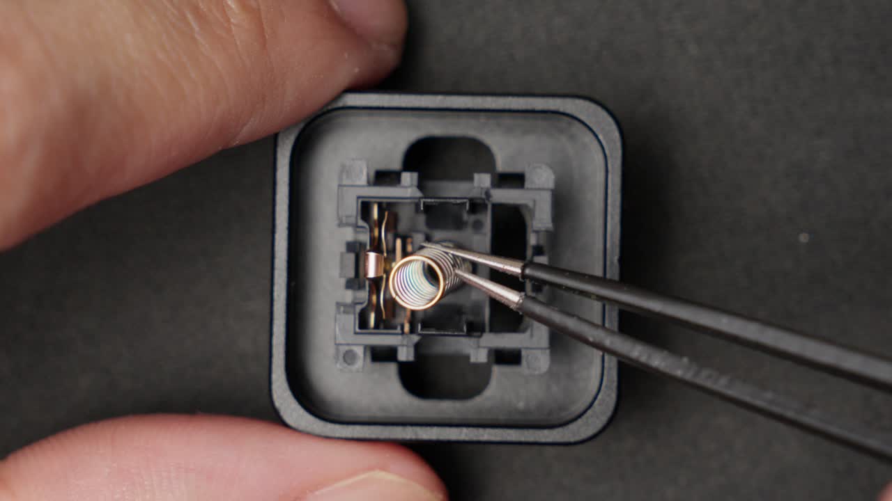 desmontaje del interruptor mecánico del teclado con pinzas puntiagudas