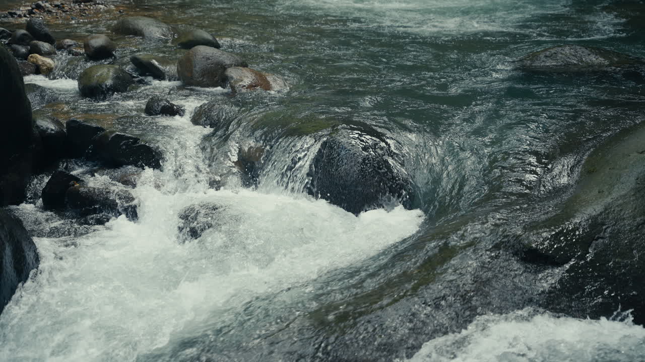 река, протекающая по скалам.