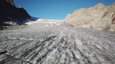 Glaciar-Con-Grietas-En-Alta-Montaña,-Alpes-Suizos.