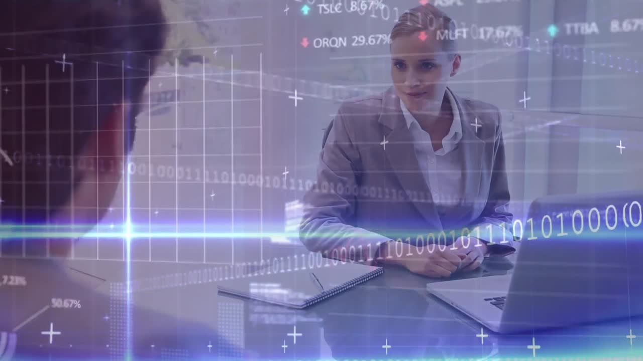 animazione dell'elaborazione dei dati su un uomo d'affari caucasico e una donna d'affari che si stringono la mano in ufficio.