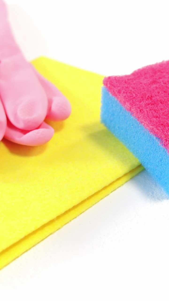 esponja de limpieza, paño y guantes