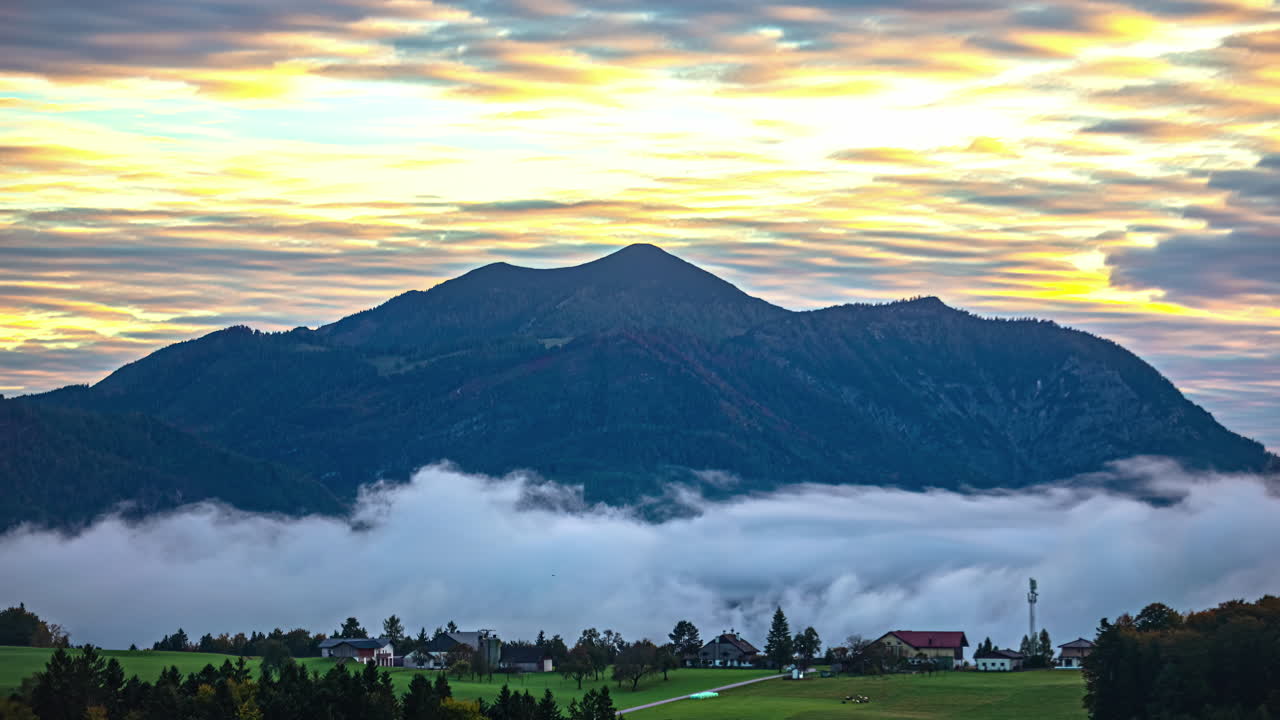 Selang waktu awan melintas di pegunungan Austria