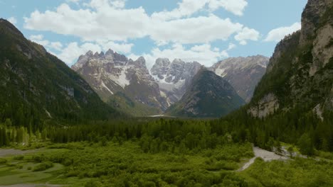 Toma-Aérea-De-Drones-De-Los-Alpes-Con-El-Bosque-De-Pinos-En-Dolomitas,-Italia