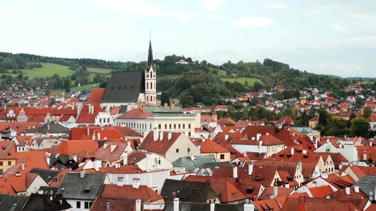 Cesky Krumlov, Tsjekkia. St. Vitus-kirken og bybilde på en solrik høstdag. UNESCOs verdensarvsted