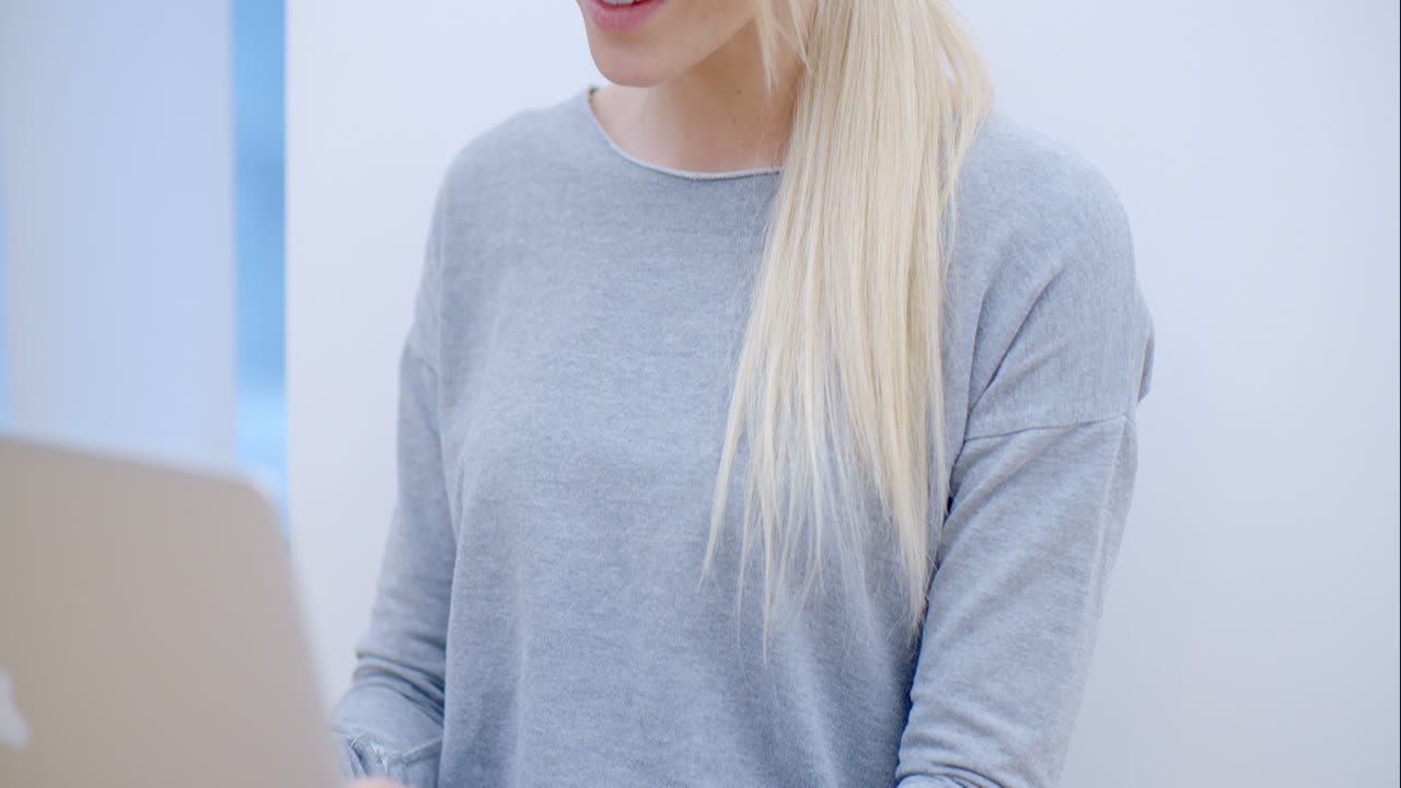 노트북 컴퓨터를 사용하는 흐릿한 여성