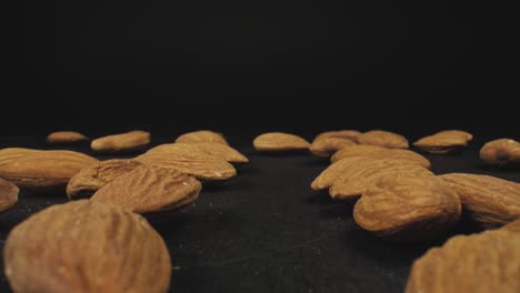 Almendras-Sin-Sal-Ligeramente-Tostadas-Esparcidas