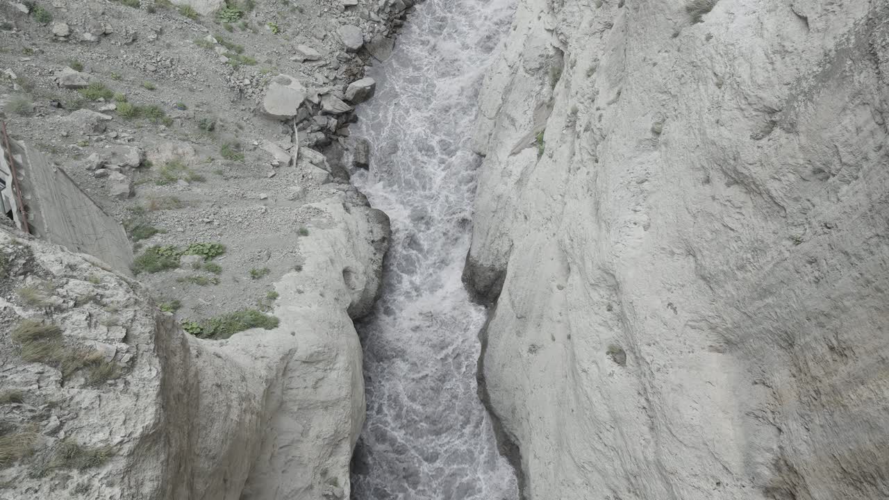 un río de flujo rápido en un cañón de montaña