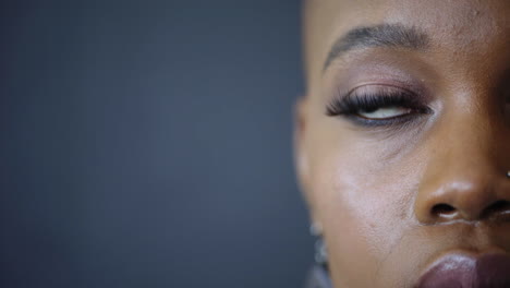 pensando, triste y medio ojo de mujer negra