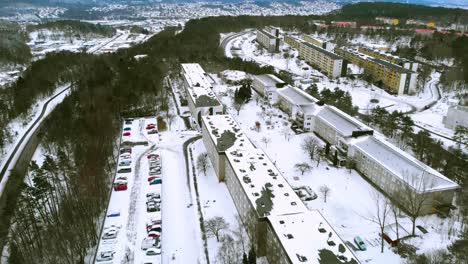 Vista-Aérea-De-La-Ciudad-Cubierta-De-Nieve-Durante-El-Invierno