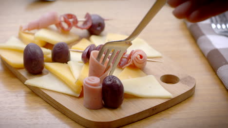 Mesa-Con-Jamón,-Aceitunas-Negras,-Salami,-Queso-Amarillo,-Queso-Mozzarella,-Queso-Blanco,-Mediterráneo