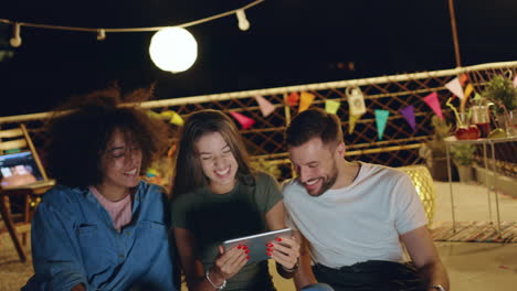 amigos disfrutando de la noche compartiendo