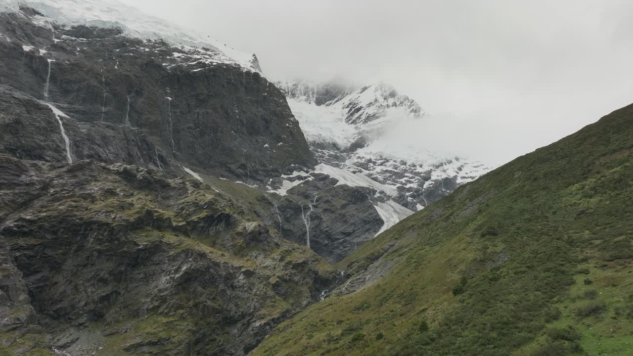 vista panorámica de las cascadas del glaciar rob roy con agua derretida debido al calentamiento global