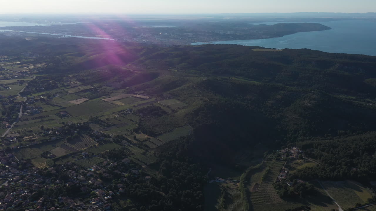 시골 지역 지중해 연안 은 날 프랑스 플레어와 함께 공중 촬영