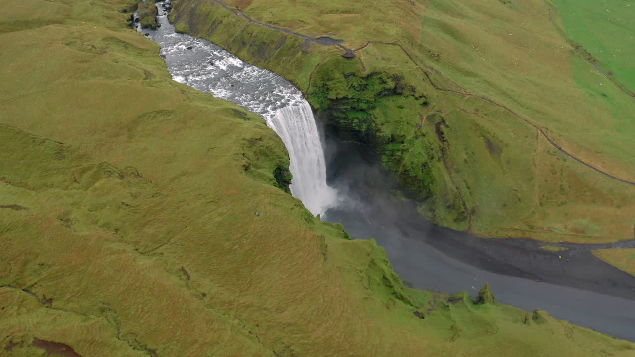 toma de órbita aérea de la hermosa cascada de skogafoss en islandia