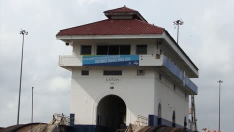 Torre-De-Control-De-Tráfico-De-Las-Esclusas-De-Gatún,-Canal-De-Panamá