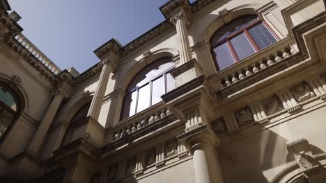 fotografía de un día soleado de la fachada de un edificio en creta con una hermosa arquitectura veneciana única