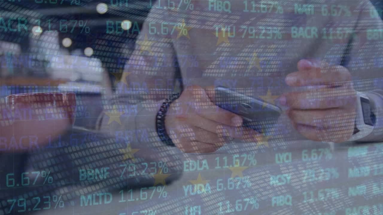 animación del procesamiento de datos financieros sobre el hombre caucásico que paga en la terminal de pago