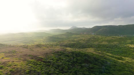 Colinas-Del-Lado-Norte-De-Westpunt-Con-La-Luz-De-La-Hora-Dorada-Del-Amanecer-Que-Se-Extiende-Suavemente-Por-El-Paisaje,-Aéreo