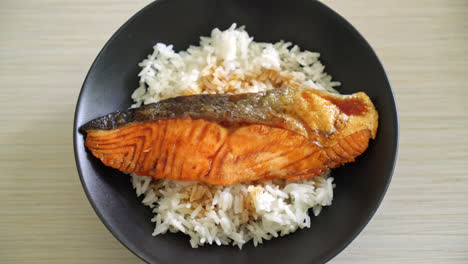 grilled salmon with soy sauce rice bowl - japanese food style