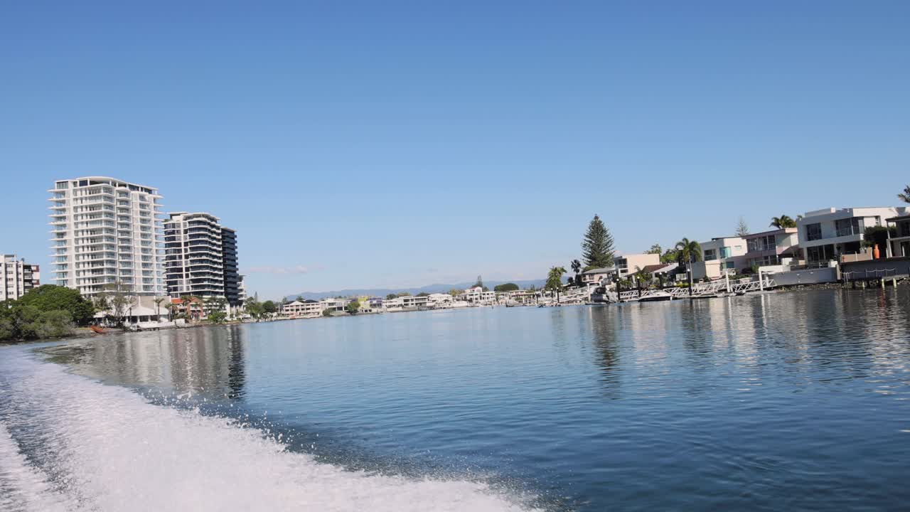 골드 코스트 해안가를 따라 경치 좋은 보트 타기